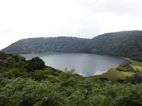 Kratersøen Biaó omgivet af skovklædte højdedrag og bregner på øen Bioko