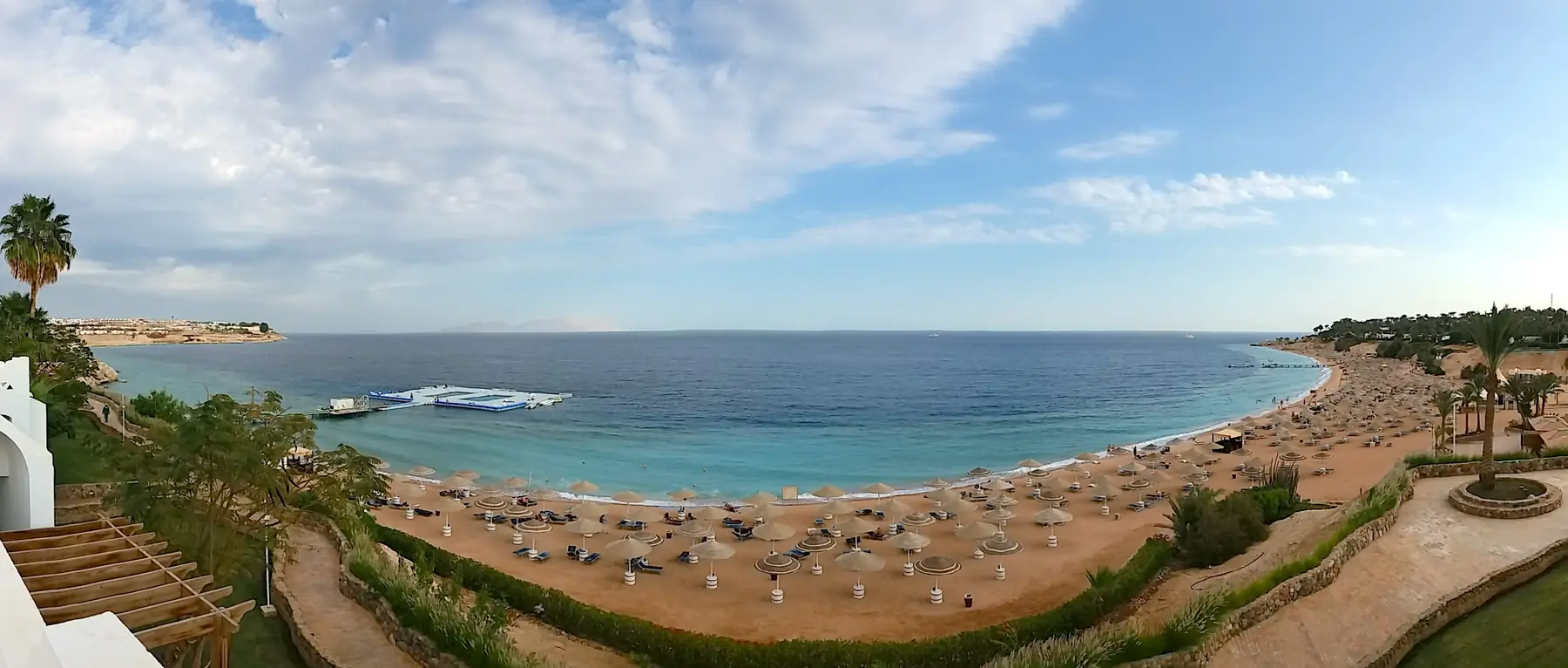 Bugten Coral Bay i Sharm el-Sheikh med parasoller på sandstranden og Det Røde Hav