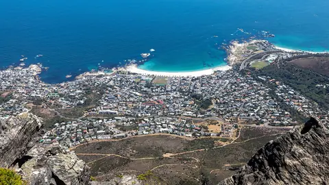 Udsigt fra Taffelbjerget over Camps Bay med hvid sandstrand og turkist hav i Cape Town