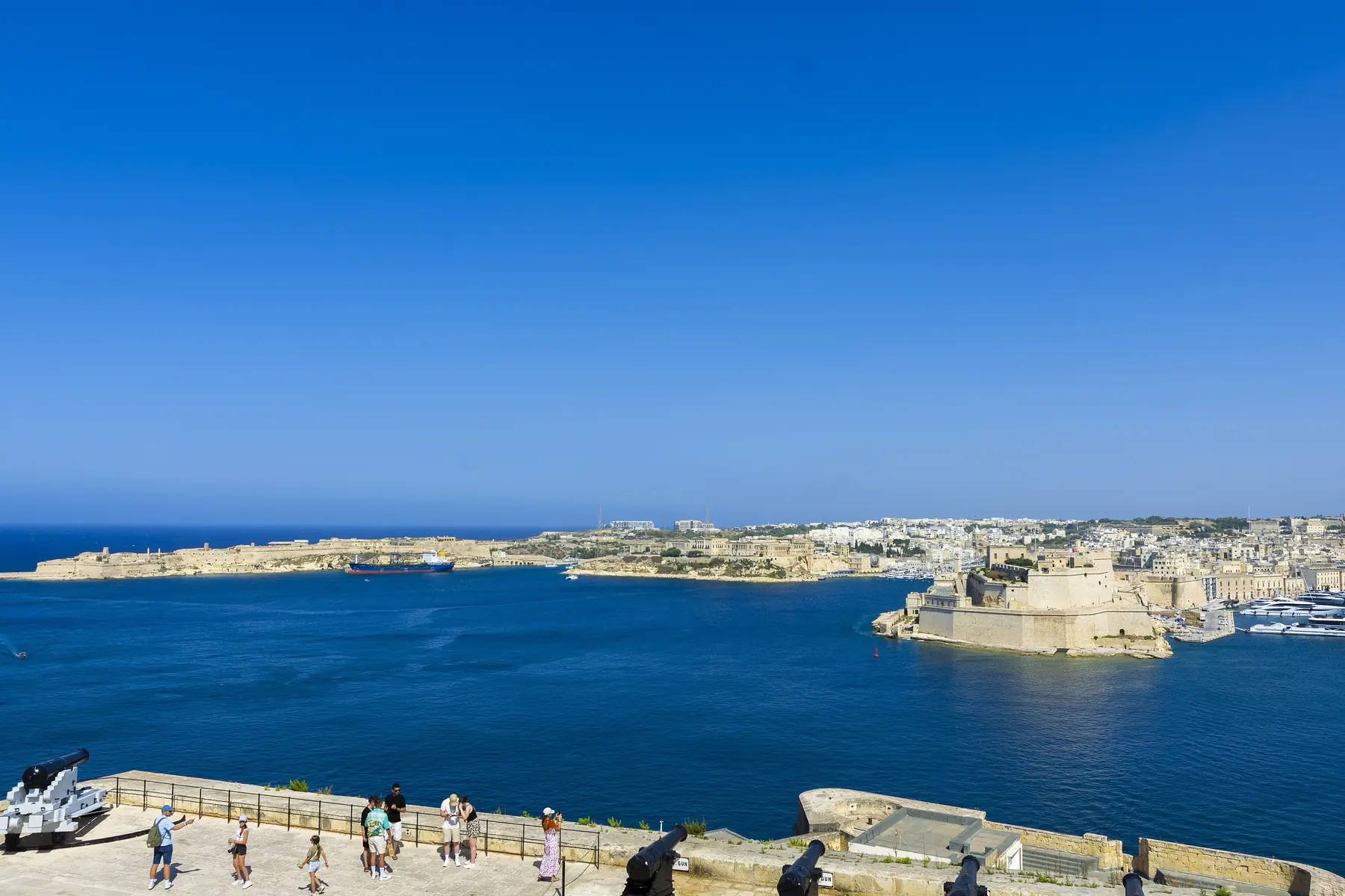 Udsigt fra Upper Barrakka Gardens i Valletta over Grand Harbour og fæstningsbyerne under klar blå himmel