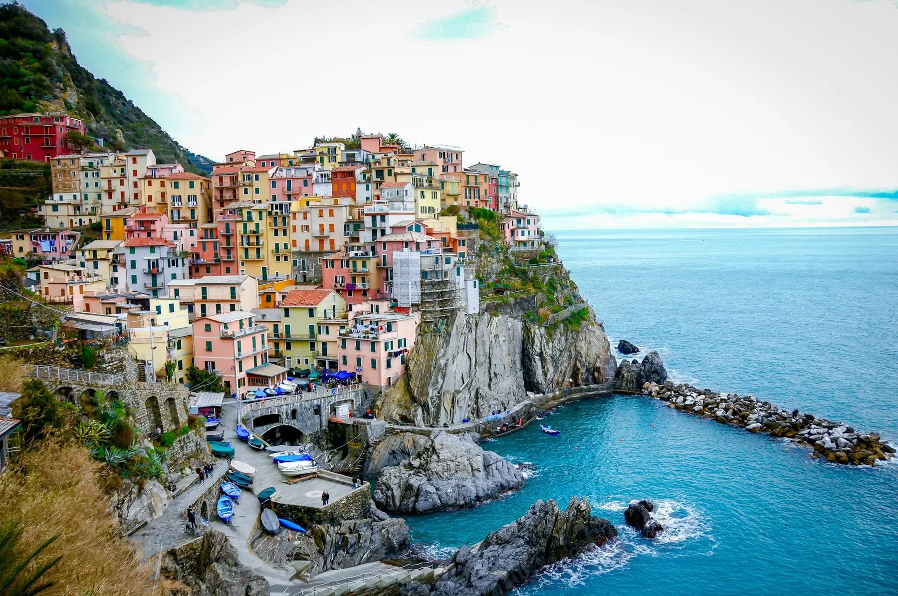 Farverige huse på klippen over den lille havn i Manarola i Cinque Terre ved det blå Liguriske Hav