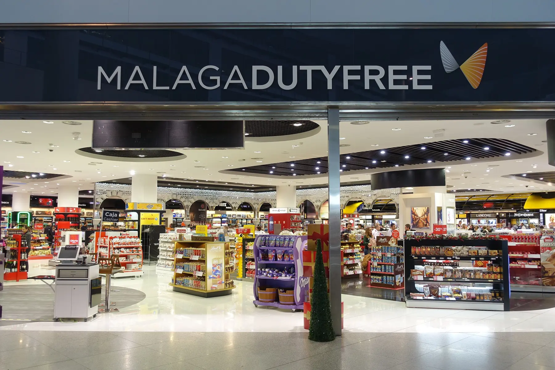 Indgangen til en toldfri butik i lufthavnen i Málaga med hylder af chokolade, slik og parfume