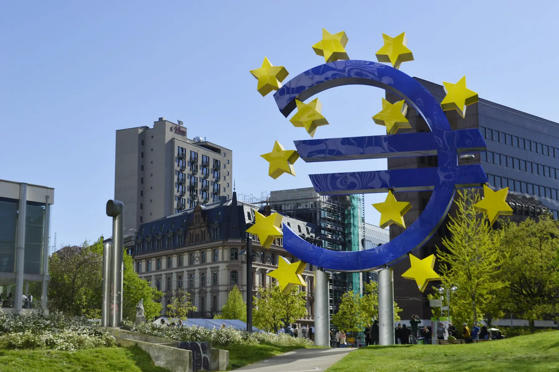 Den store blå euro-skulptur med gule stjerner foran kontorbygninger i Frankfurt