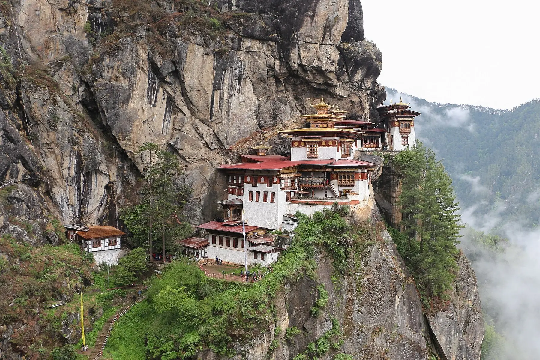 Klostret Taktsang, Tigerens Rede, klamrer sig til en stejl klippevæg over skovklædte dale
