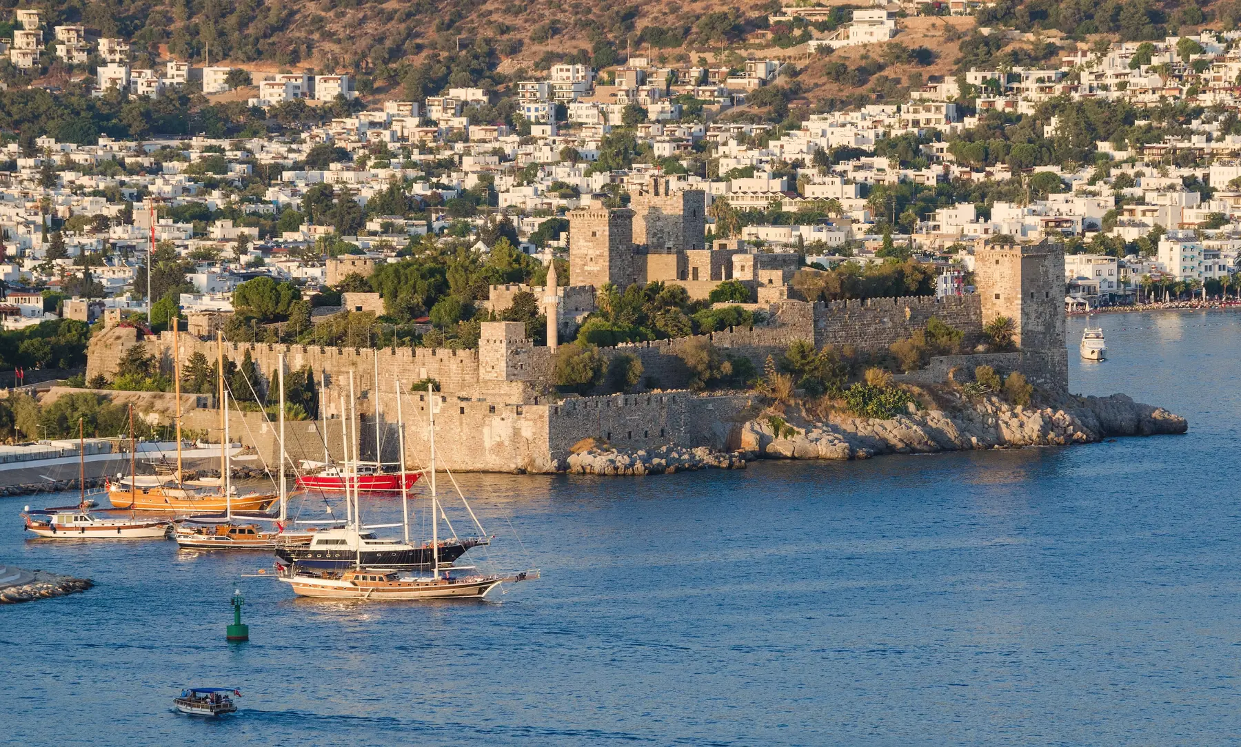 Sankt Peters borg i Bodrum med sejlbåde i havnen og hvide huse på bakkerne bagved