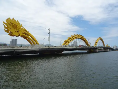 Den gule Dragebro over Han-floden i Da Nang med dragehovedet i forgrunden
