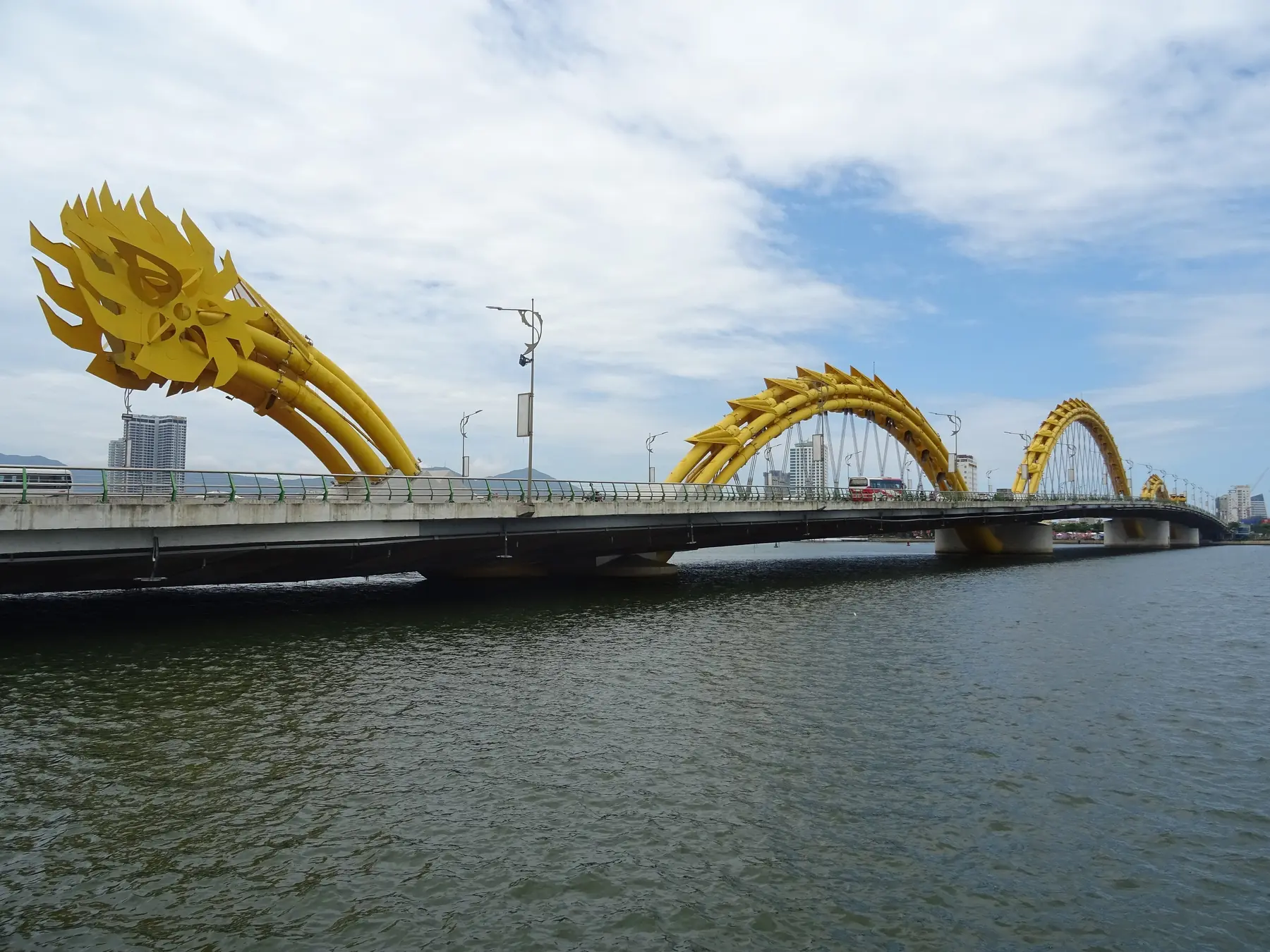 Den gule Dragebro over Han-floden i Da Nang med dragehovedet i forgrunden