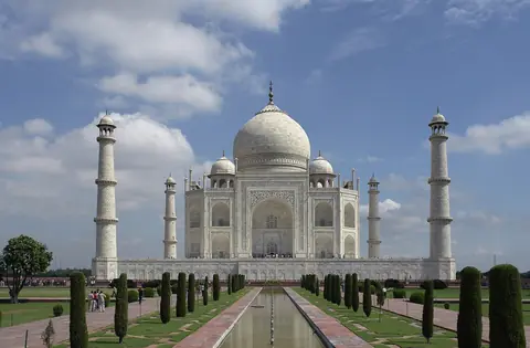 Taj Mahal i hvid marmor med minareter bag den lange vandkanal og cypresserne i Agra