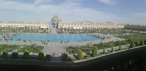 Den store plads Naqsh-e Jahan i Isfahan med et langt bassin, haver og en moské med kuppel
