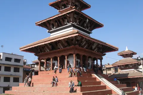 Det flerlagede pagodetempel Maju Dega på Durbar-pladsen i Kathmandu med folk på trapperne