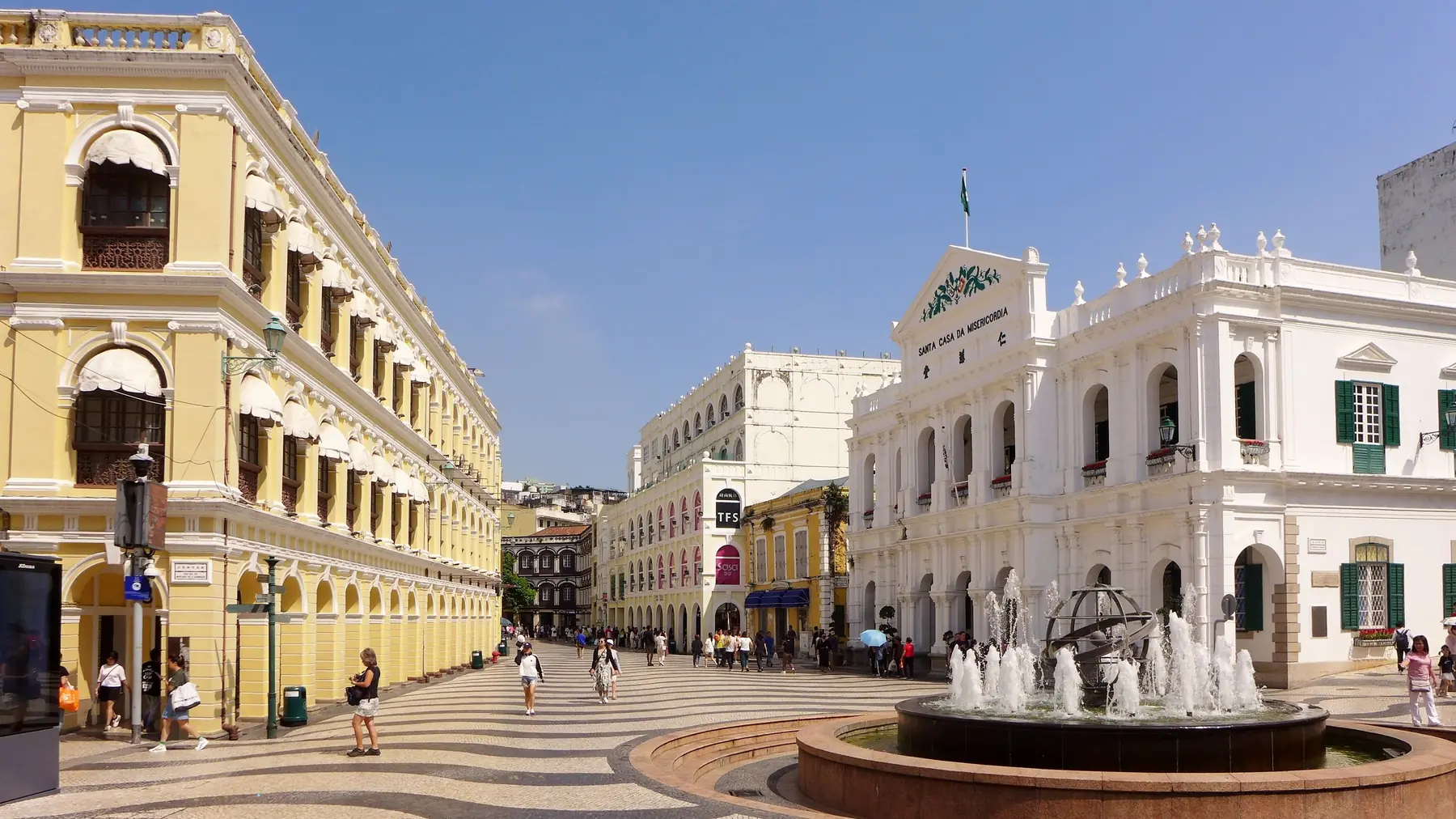 Senado-pladsen i Macau med gule og hvide kolonibygninger, bølgemønstret brolægning og springvand