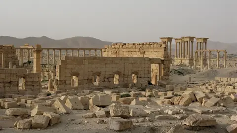 Antikke søjlegange og stenmure i ruinbyen Palmyra i den syriske ørken