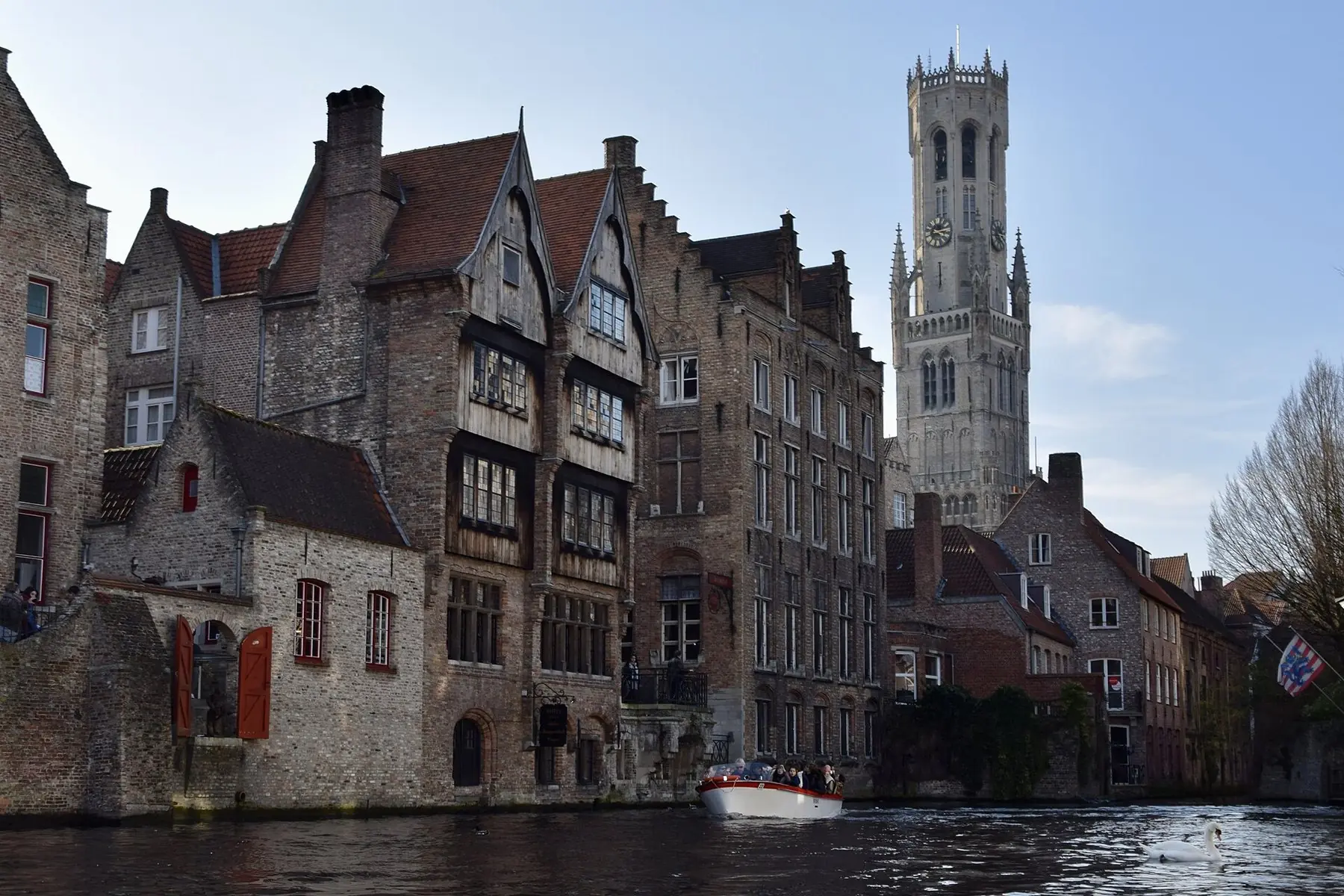 Gamle gavlhuse ved kanalen Rozenhoedkaai med klokketårnet Belfort i Brugge