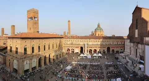 Piazza Maggiore i Bologna set ovenfra med Palazzo del Podestà, buegange og byens tårne