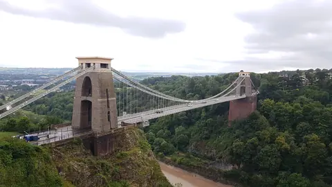 Clifton Suspension Bridge spænder over den skovklædte Avon-kløft i Bristol