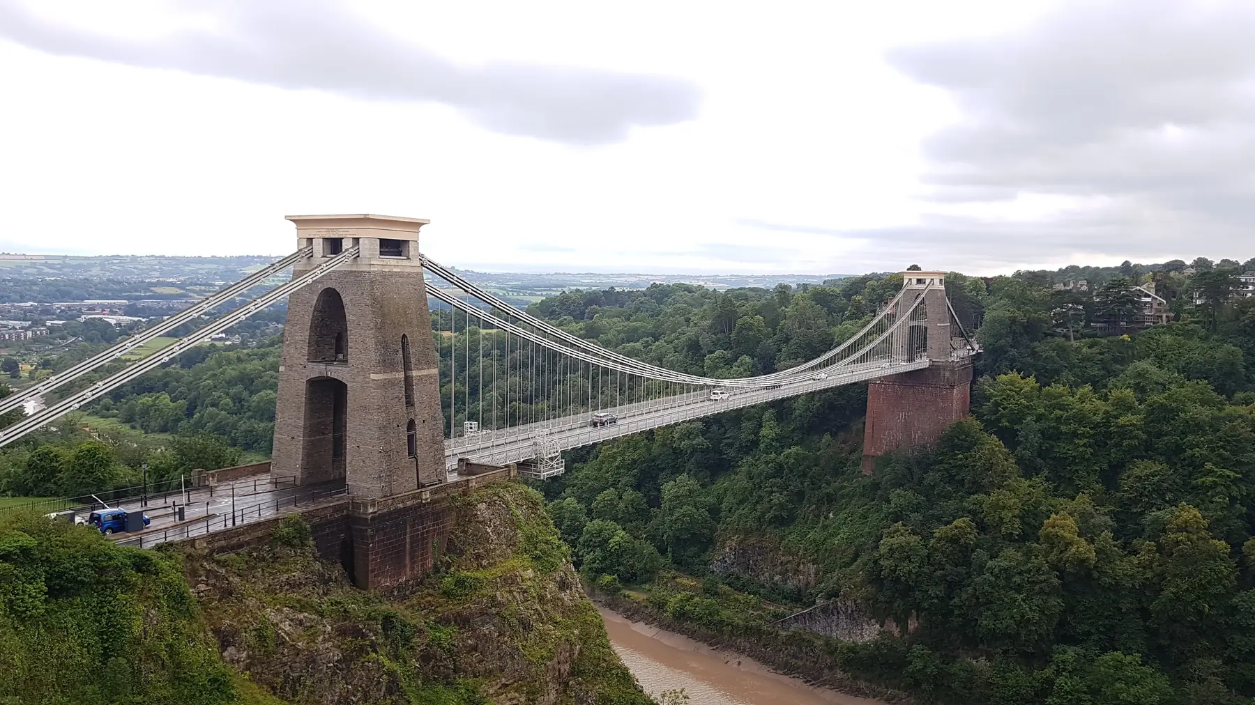 Clifton Suspension Bridge spænder over den skovklædte Avon-kløft i Bristol