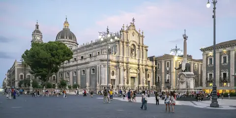 Piazza del Duomo i Catania med katedralen Sant'Agata og elefantspringvandet i aftenlys