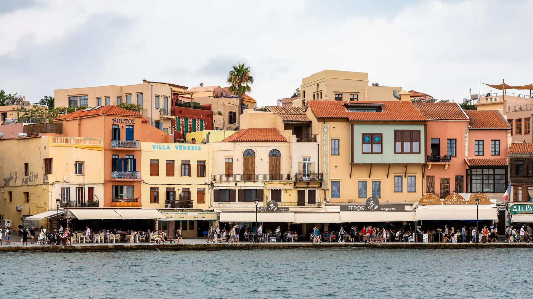 Farverige huse og restauranter langs den venetianske havn i Chania på Kreta