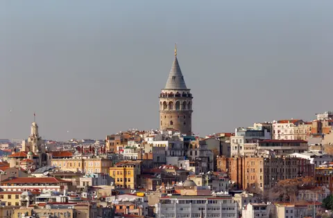 Galatatårnet rejser sig over de tætte husrækker i Beyoğlu i Istanbul