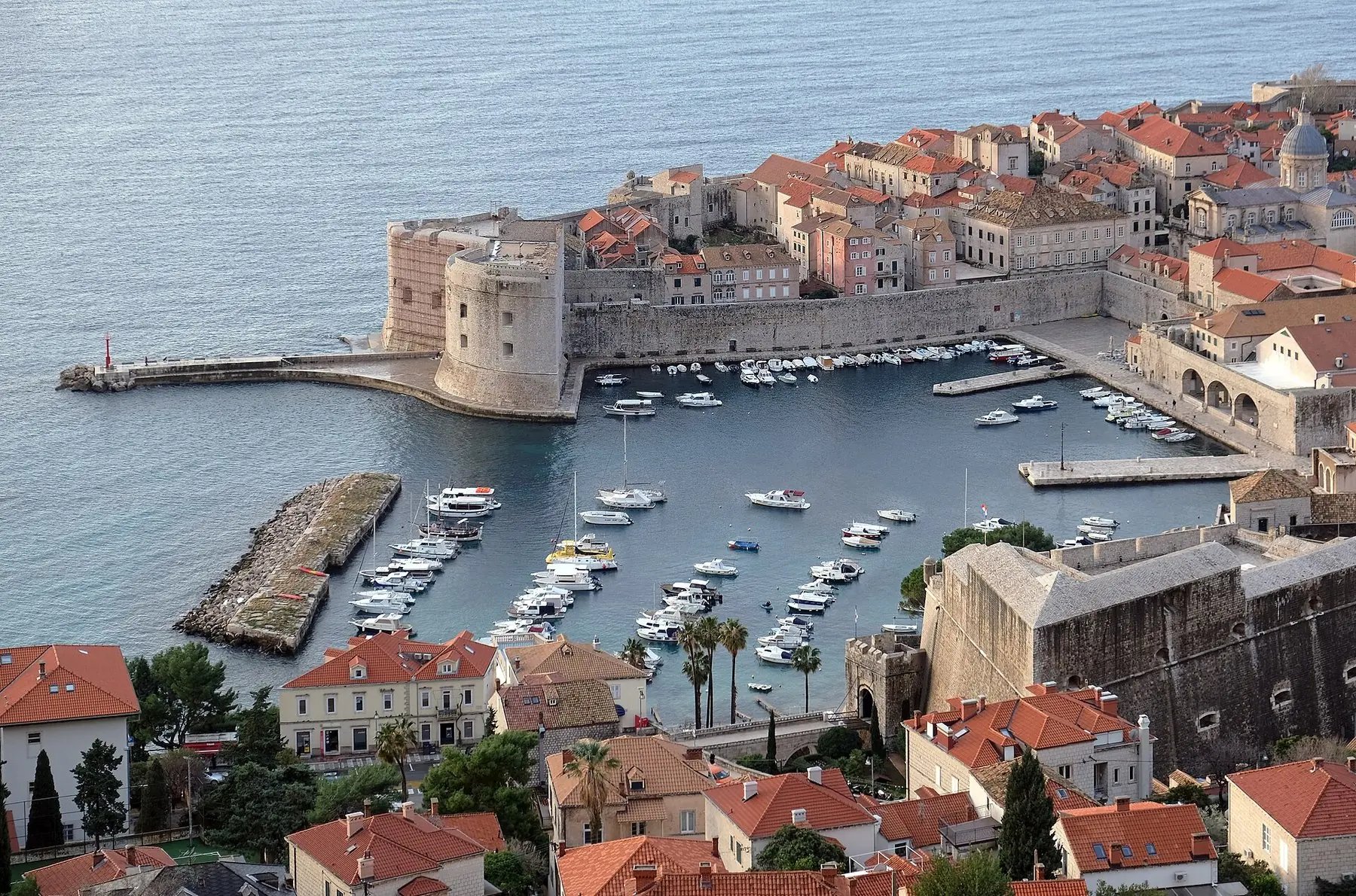 Dubrovniks gamle havn med småbåde, fæstningsmure og røde tegltage ud mod Adriaterhavet