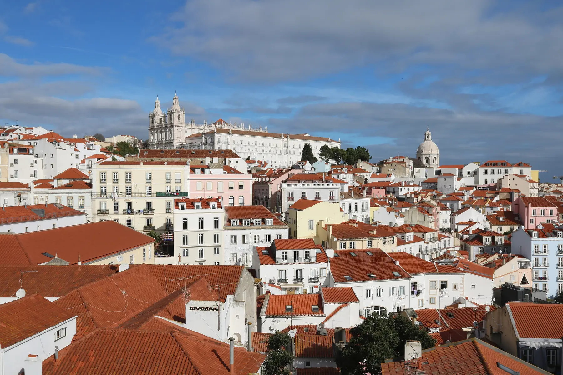Røde tegltage og hvide huse i Alfama i Lissabon med klostret São Vicente de Fora