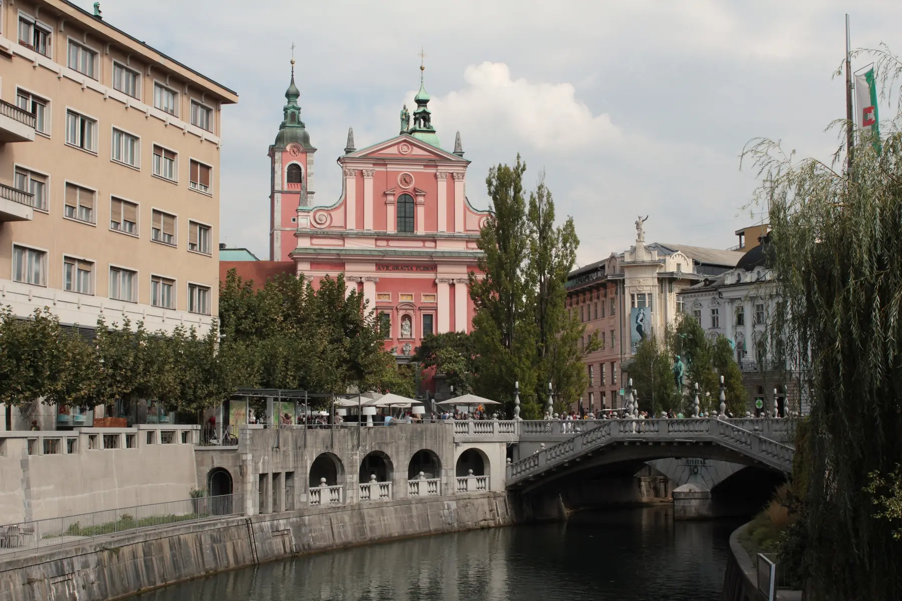 Den lyserøde franciskanerkirke og Tromostovje-broerne over Ljubljanica i Ljubljana