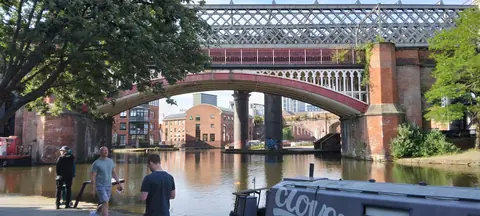 Kanalen i Castlefield i Manchester med gamle jernbanebroer af jern og mursten