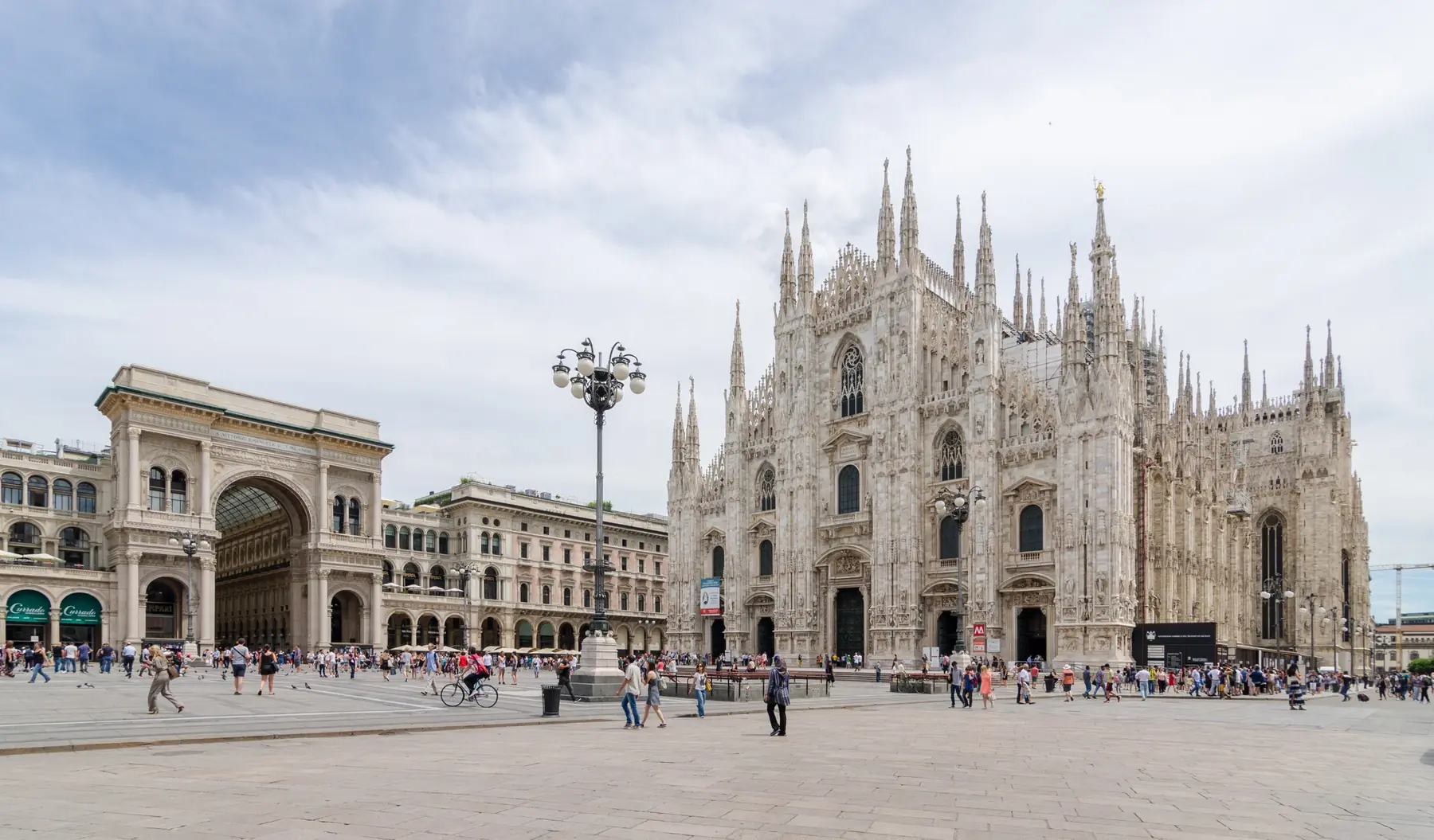 Domkirken og indgangen til Galleria Vittorio Emanuele II på Piazza del Duomo i Milano