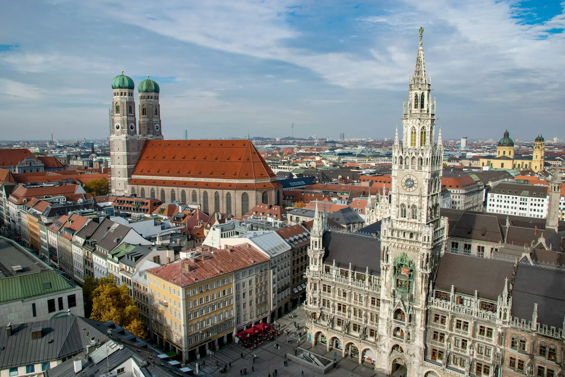 Udsigt over München med Frauenkirches to tårne, det nye rådhus' tårn og Marienplatz set fra oven