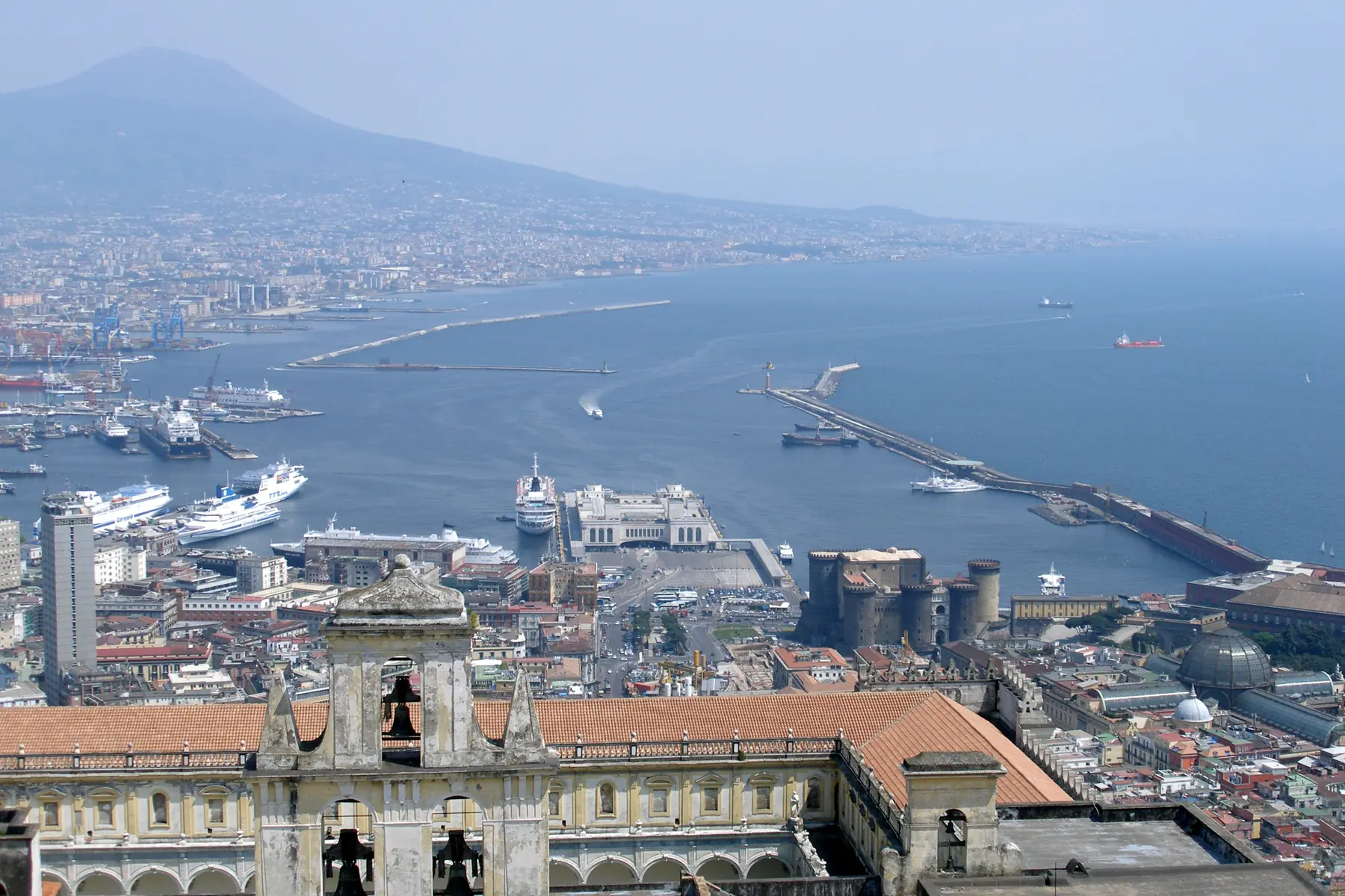 Udsigt over Napoli med havnen, Castel Nuovo og Vesuv i disen bag Napolibugten