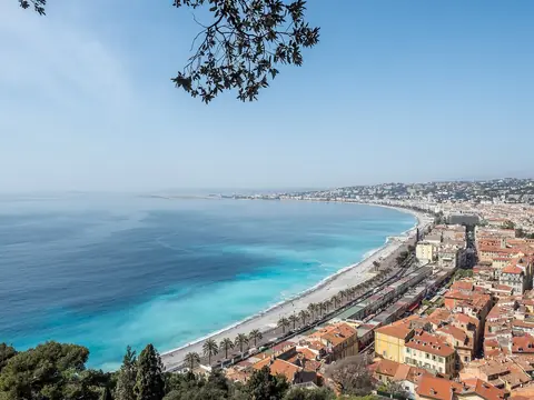 Den turkise Englebugt og Promenade des Anglais set fra slotsbakken i Nice