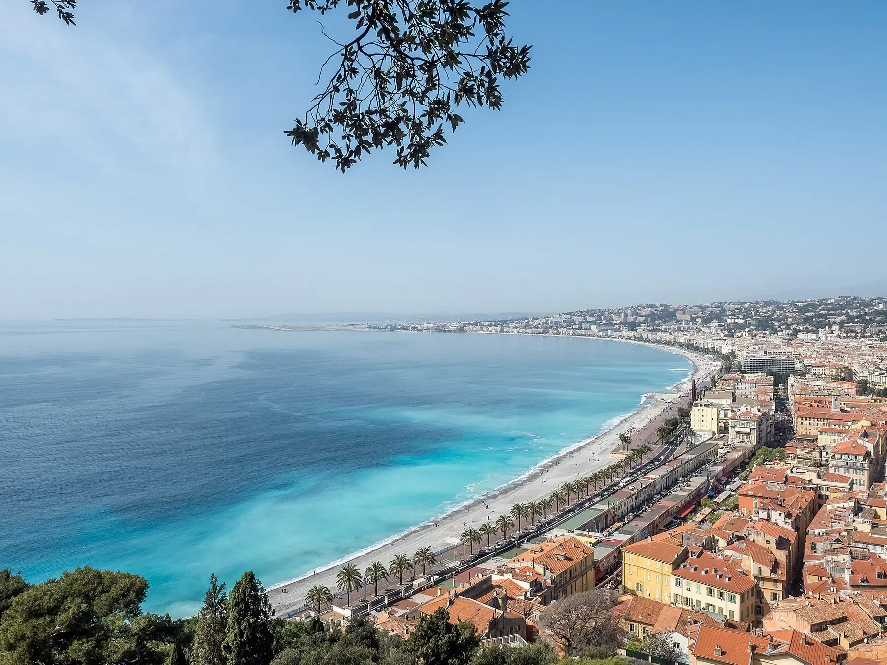 Den turkise Englebugt og Promenade des Anglais set fra slotsbakken i Nice