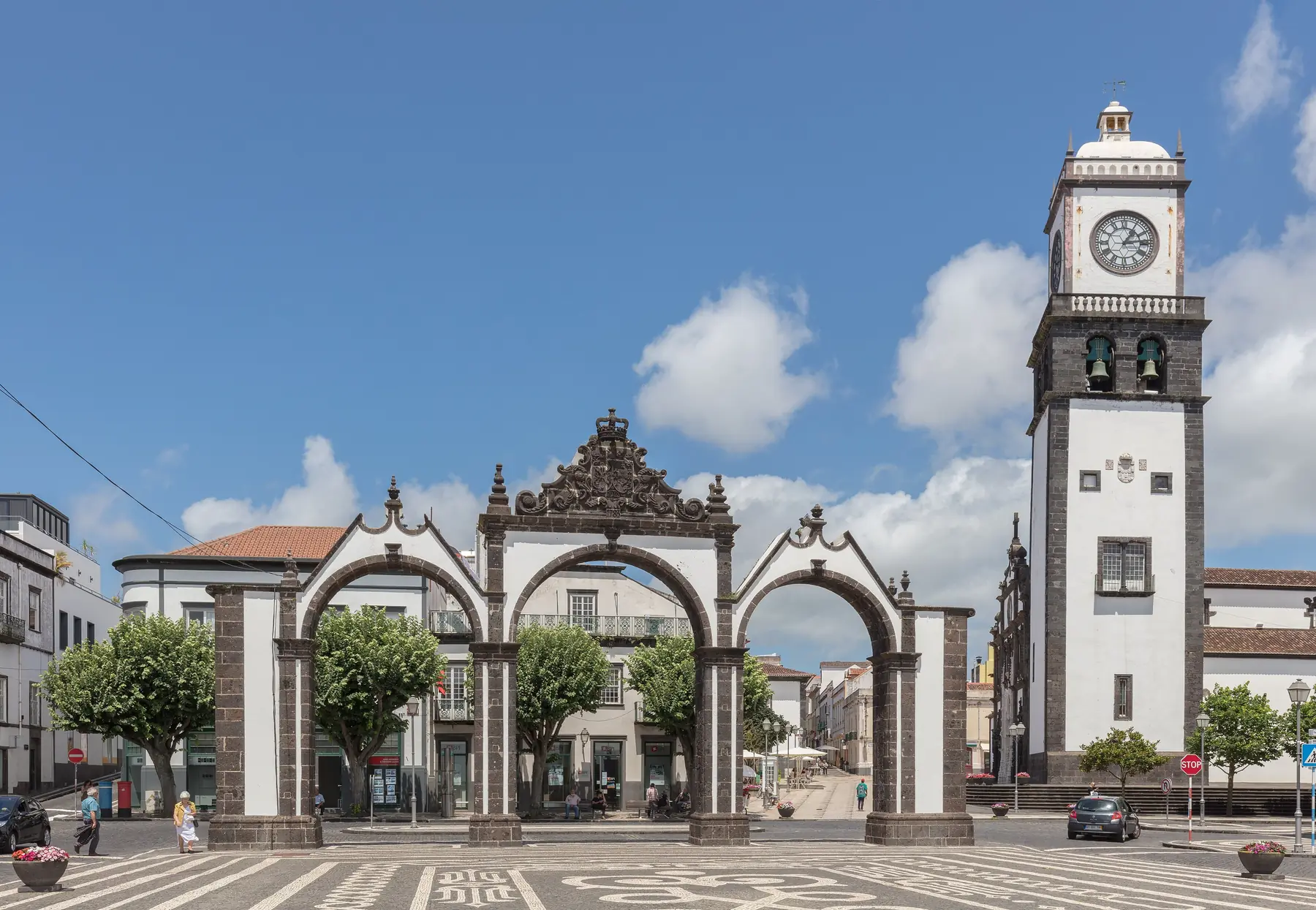 Byportene Portas da Cidade og klokketårnet i Ponta Delgada på Azorerne