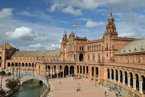 Plaza de España i Sevilla med det buede murstenspalads, kanalen og en lille bro