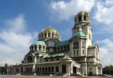 Alexander Nevskij-katedralen i Sofia med forgyldt kuppel og grønne tage under blå himmel