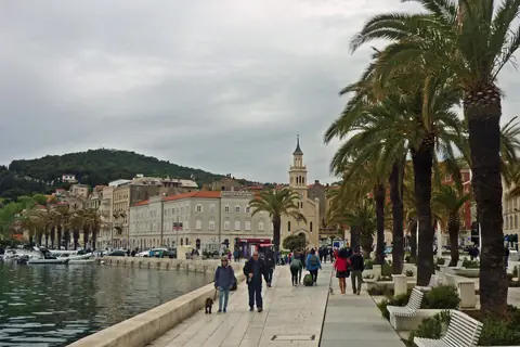 Palmepromenaden Riva langs havnen i Split med gamle huse og et kirketårn