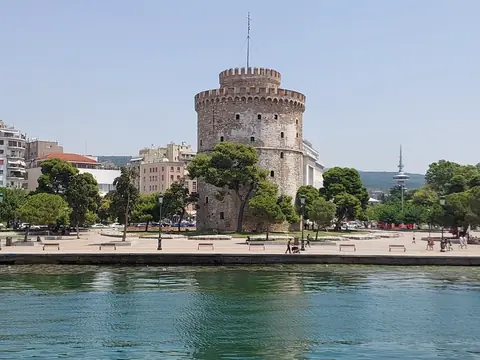 Det Hvide Tårn ved havnepromenaden i Thessaloniki set fra vandet