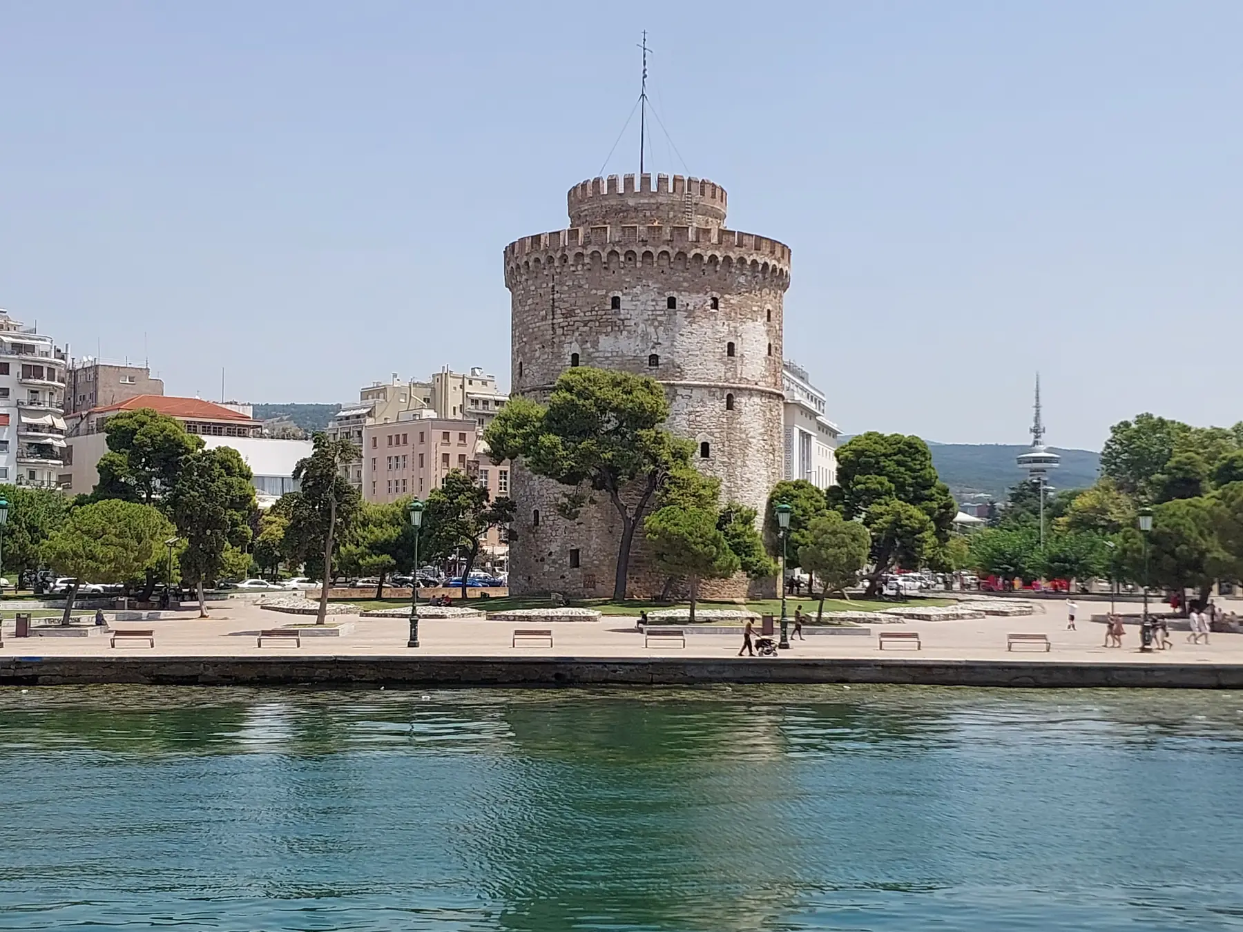 Det Hvide Tårn ved havnepromenaden i Thessaloniki set fra vandet