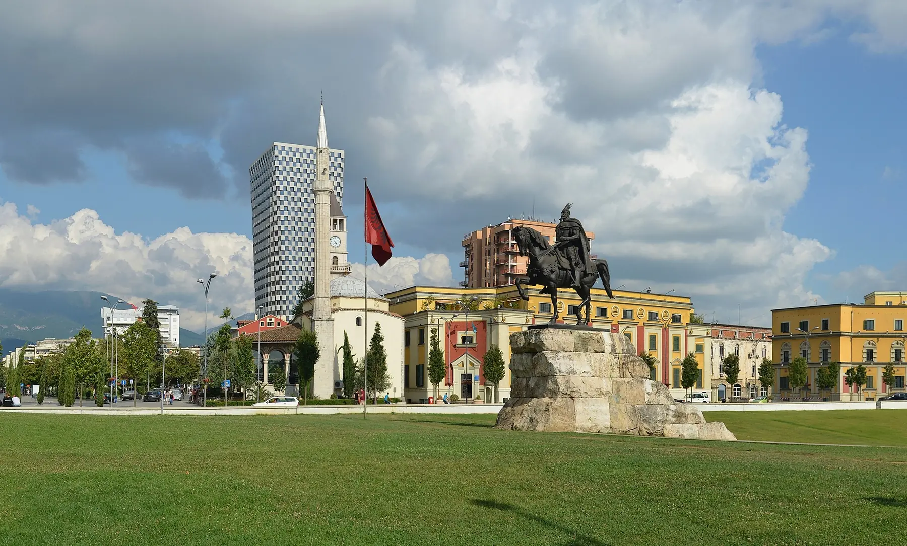 Skanderbeg-statuen, Et'hem Bey-moskeen og et højhus ved Skanderbeg-pladsen i Tirana