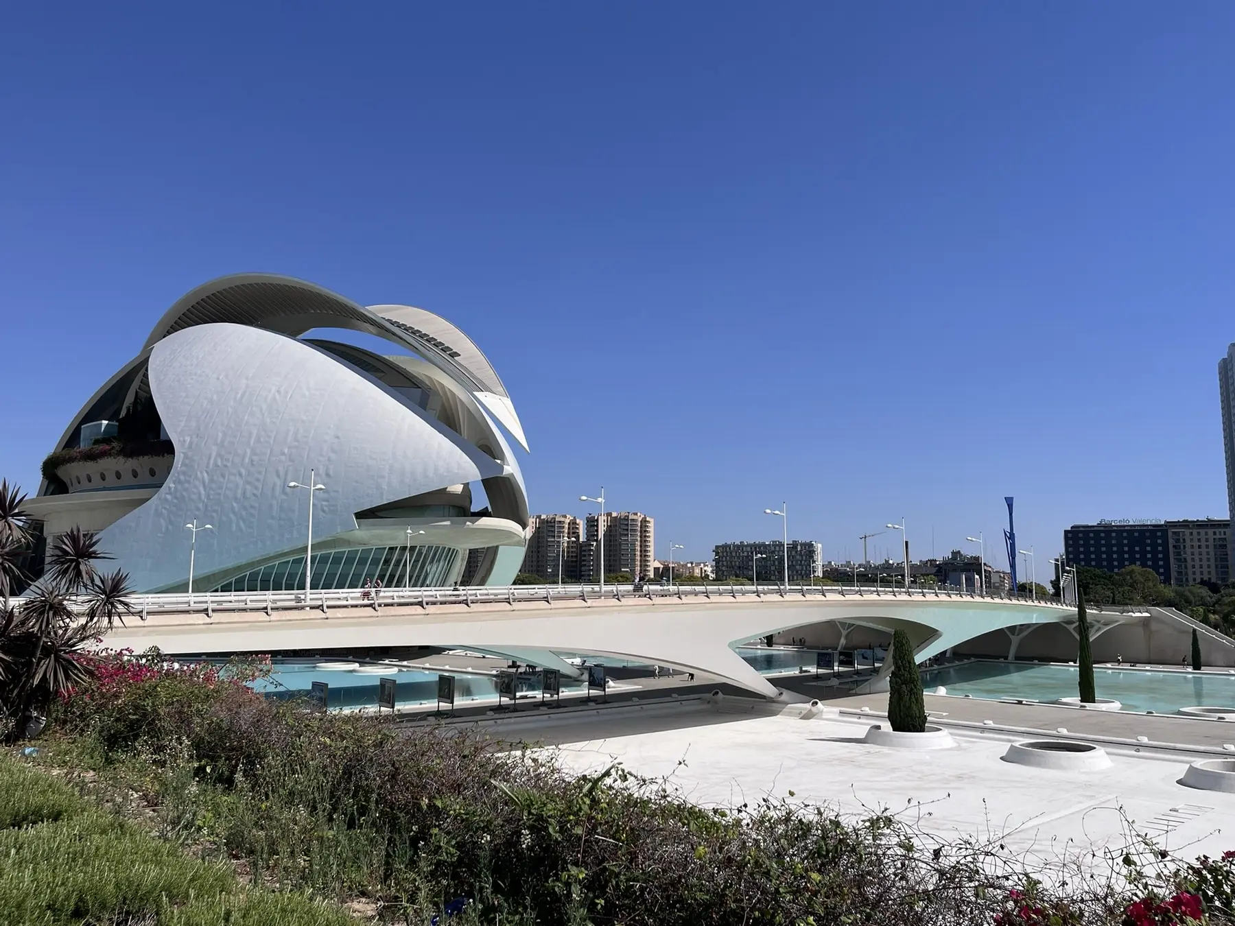 Operahuset Palau de les Arts og en hvid bro i Ciudad de las Artes y las Ciencias i Valencia