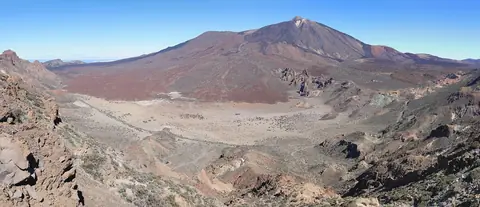 Vulkanen Teide hæver sig over det golde lavalandskab Las Cañadas på Tenerife