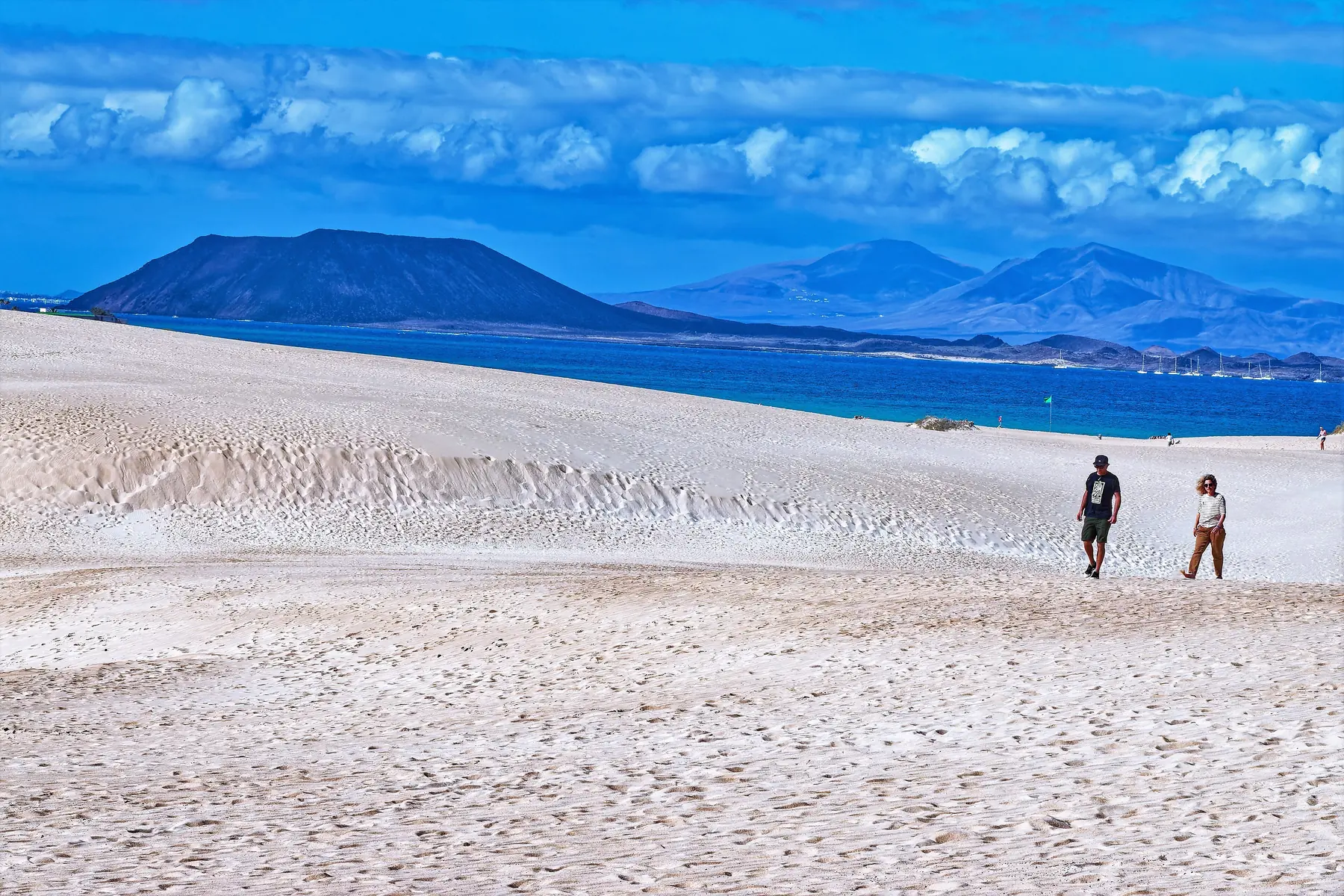 Hvide sandklitter ved Corralejo på Fuerteventura med havet og øen Lobos i baggrunden