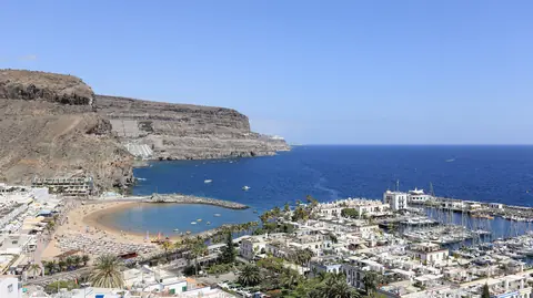 Puerto de Mogán på Gran Canaria med hvide huse, lystbådehavn og badestrand under klipperne