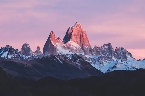 Fitz Roy-massivets takkede tinder i rosa morgenlys i Patagonien