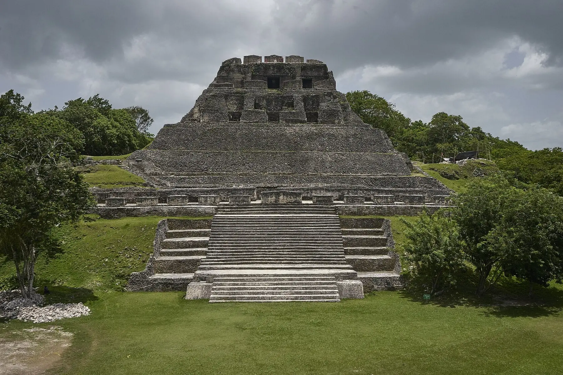 Mayapyramiden El Castillo i Xunantunich omgivet af grønt
