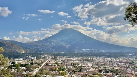 Udsigt over byen Antigua Guatemala med vulkanen Agua i baggrunden