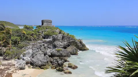 Mayatemplet i Tulum på en klippe over turkist hav og hvid sandstrand