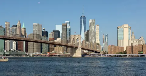 Brooklyn Bridge over East River med Lower Manhattans skyskrabere og One World Trade Center bagved
