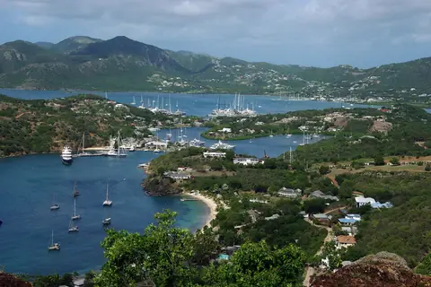 Udsigt fra Shirley Heights over English Harbour med sejlbåde og grønne bakker