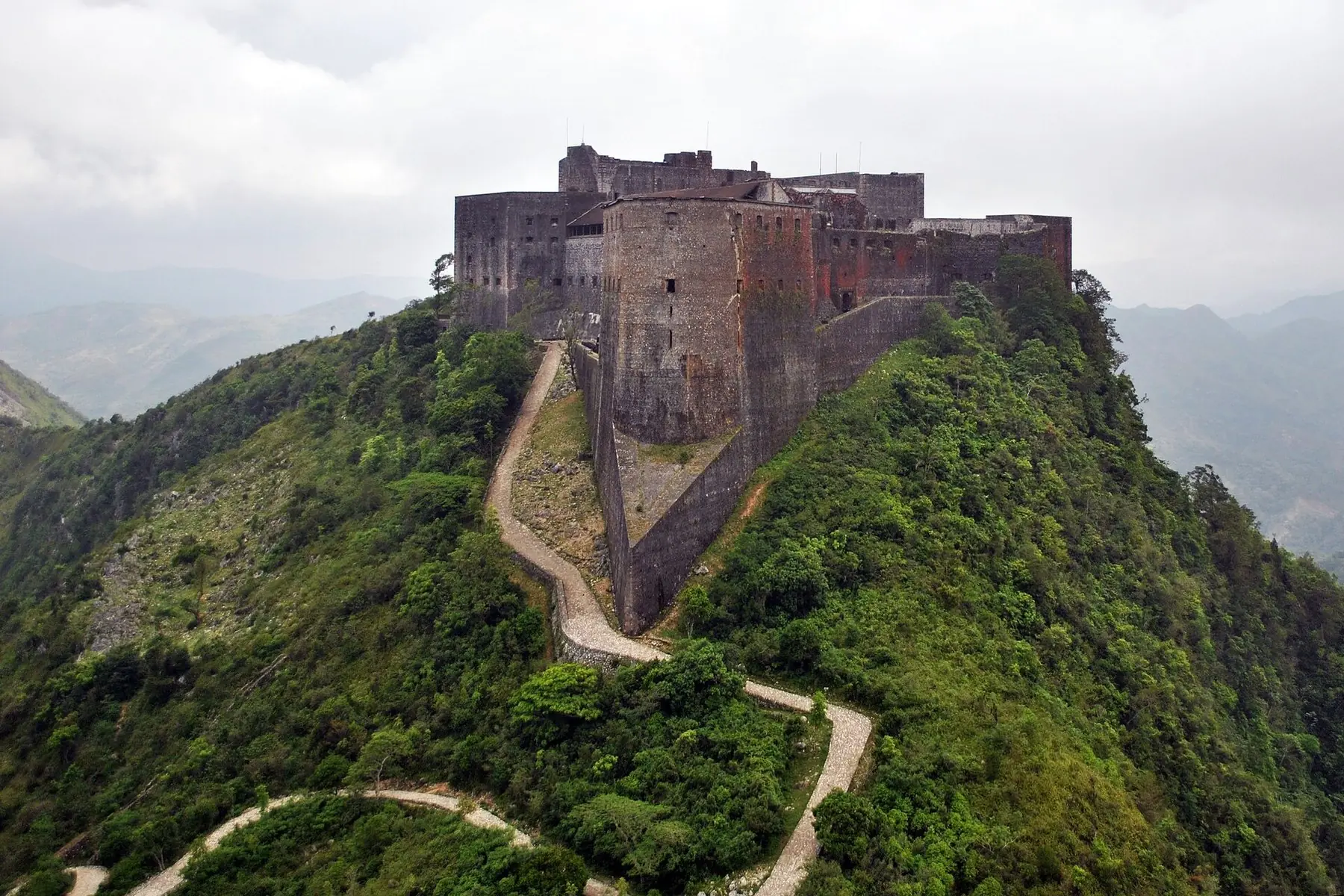 Fæstningen Citadelle Laferrière på en grøn bjergtop med en snoet vej